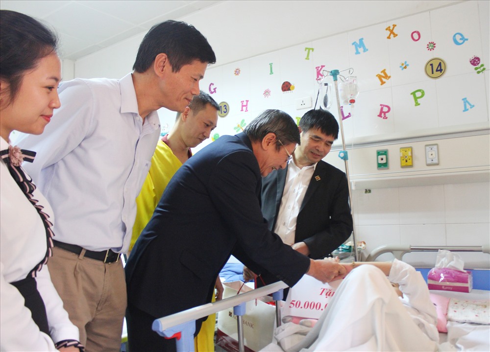 Đoàn công tác trao tiền và quà hỗ trợ gia đình Đại úy Nguyễn Đức Thắng.