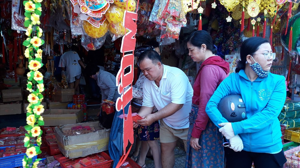 Ông Quách Minh Tân (50 tuổi) - bán hàng lâu năm tại đây cho biết, bận rộn nhất là những ngày cận Tết. Khách đến tham quan và mua hàng đông hơn, có khi đến giữa đêm mà vẫn còn người mua. Giá cả đồ trang trí năm nay vẫn ổn định, mẫu mã đẹp hơn các năm trước. Ảnh TK.