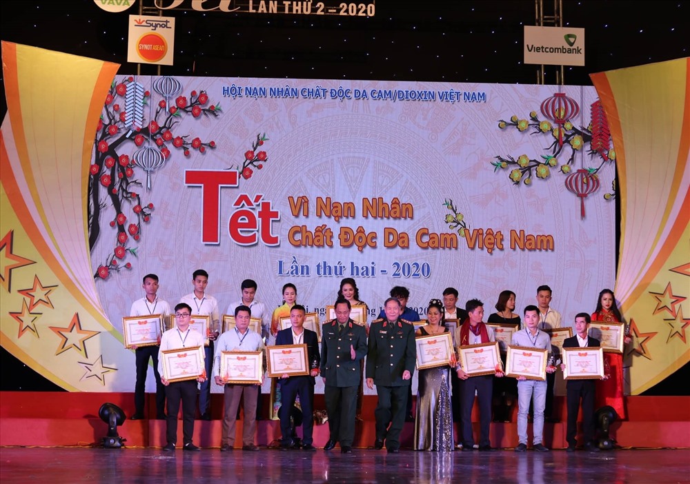Hội Nạn nhân chất độc màu da cam/dioxin Việt Nam trao bằng tri ân tấm lòng vàng cho các nhà hảo tâm đã cùng đồng hành với chương trình. Ảnh: Lan Nhi.