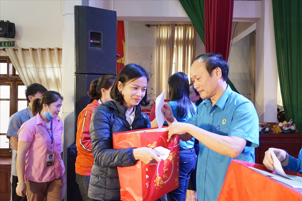 Chủ tịch LĐLĐ tỉnh Nghệ An Nguyễn Tử Phương trao quà Tết cho công nhân. Ảnh: QĐ