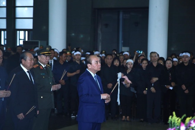 Thủ tướng Chính phủ Nguyễn Xuân Phúc vào viếng 3 liệt sỹ công an nhân dân.