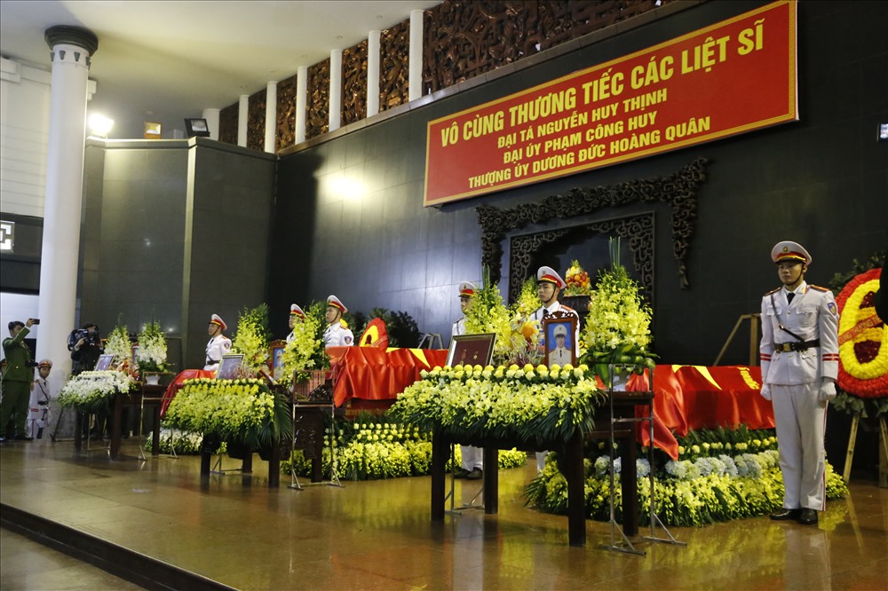 Lễ tang theo nghi lễ công an nhân dân đối với các liệt sĩ Đại tá Nguyễn Huy Thịnh, Đại úy Phạm Công Huy và Thượng úy Dương Đức Hoàng Quân.