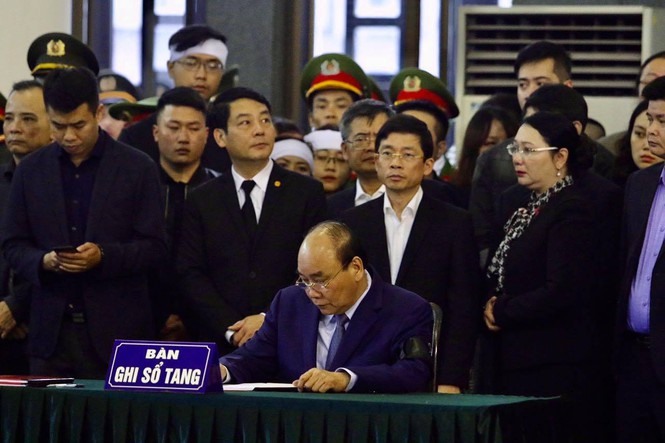 Thủ tướng Chính phủ Nguyễn Xuân Phúc ghi sổ tang.