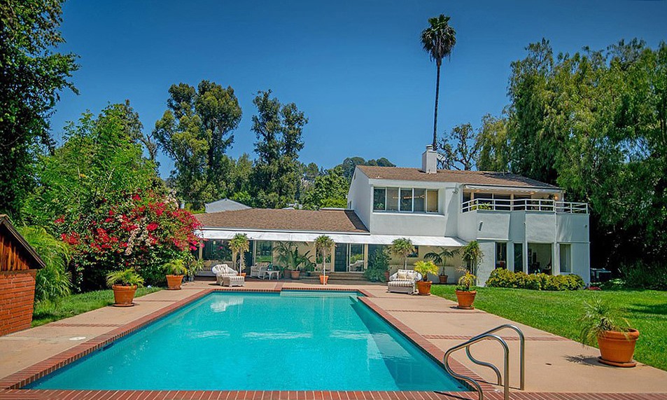 Around the beginning of 2019, the female singer bought a second house for herself in the Beverly Hills neighborhood for nearly 11 million USD. Photo: Daily Mail