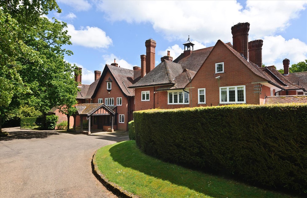 Also in 2017, the female singer spent 5 million USD to own a large manor in West Sussex County, England. Photo: Loveproperty