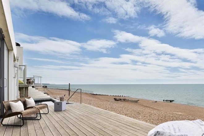 The villa has a private beach and a unique wooden porch for the homeowner to relax. In 2016, Adele sold it for a profit of about $470,000. Photo: Hamptons International.