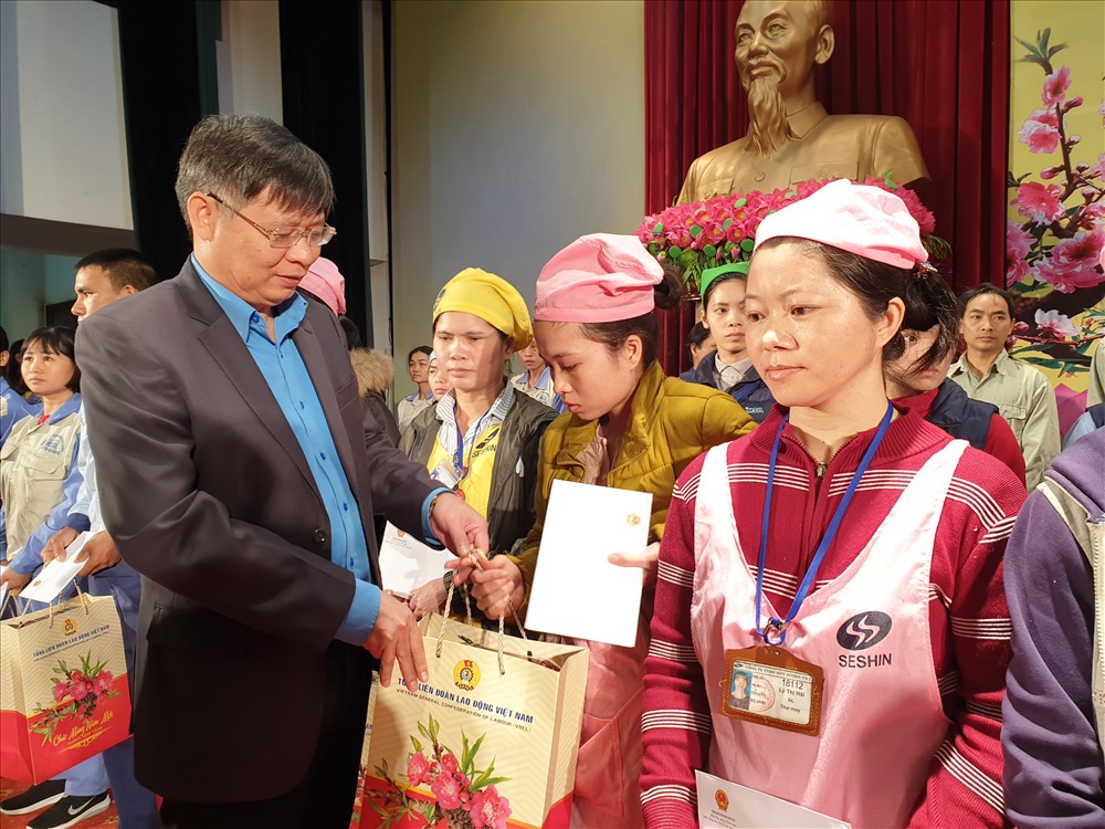 Đồng chí Phan Văn Anh – Phó Chủ tịch Tổng LĐLĐVN trao quà cho người dân và công nhân lao động. Ảnh: Tùng Giang.