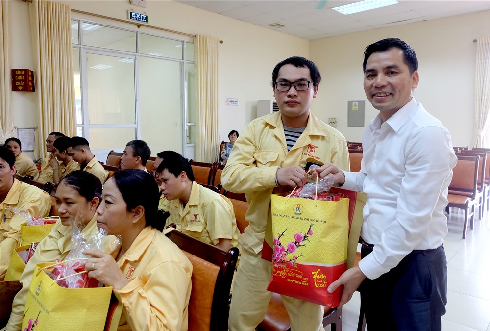 Đồng chí Lê Đình Hùng – Phó Chủ tịch Liên đoàn Lao động thành phố Hà Nội tặng quà, động viên người lao động Công ty Cổ phần kim khí Thăng Long.