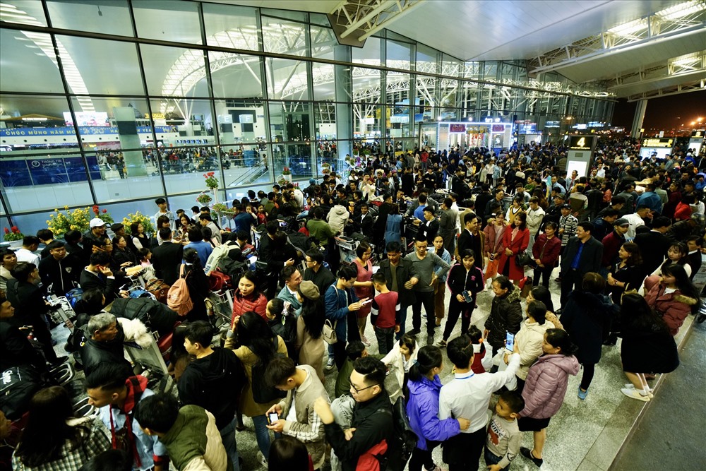 Lượng khách đến và đi tại sân bay Nội Bài tăng đột biến. Ảnh Phan Công