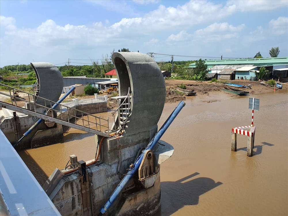 Hệ thống cống ngăn mặn kiểm soát nguồn nước đã dược vận hành, Thành phố Bạc Liêu khó có khả năng ngập vào những ngày Tết (ảnh Nhật Hồ)