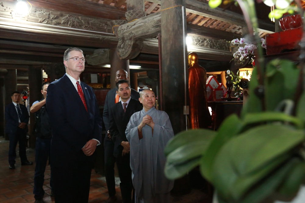 Trong chuyến thăm vãn cảnh chùa Kim Liên, Đại sứ cũng được nghe sư trụ trì giới thiệu về lịch sử của chùa. Ảnh: Hải Nguyễn.