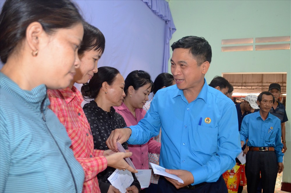 Ông Nguyễn Mạnh Hùng trao quà Tết cho người lao động Công ty Tân Phước