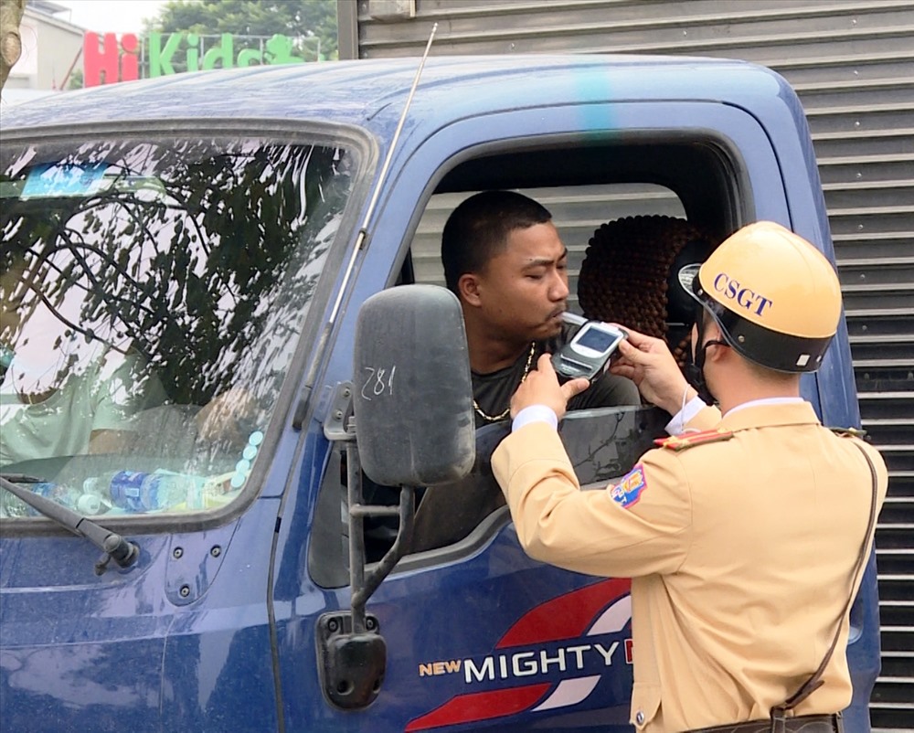 Lực lượng CSGT Công an tỉnh Ninh Bình tiến hành đo nồng độ cồn đối với người điều khiển ô tô tham gia giao thông. Ảnh: NT