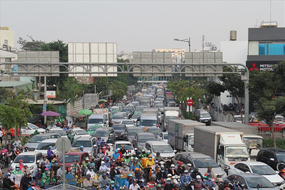 Các phương tiện từ hướng đường Bạch Đằng ùn ùn nối đuôi nhau hướng vào sân bay Tân Sơn Nhất.