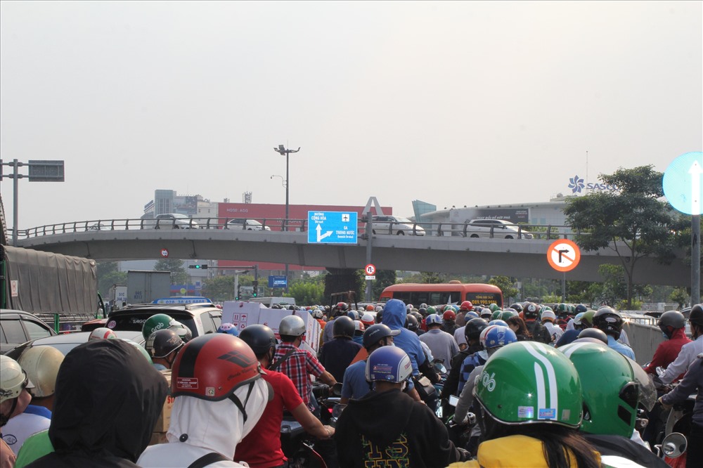 Đường sân bay Tân Sơn Nhất, ôtô và xe máy bị chết dí hàng giờ.