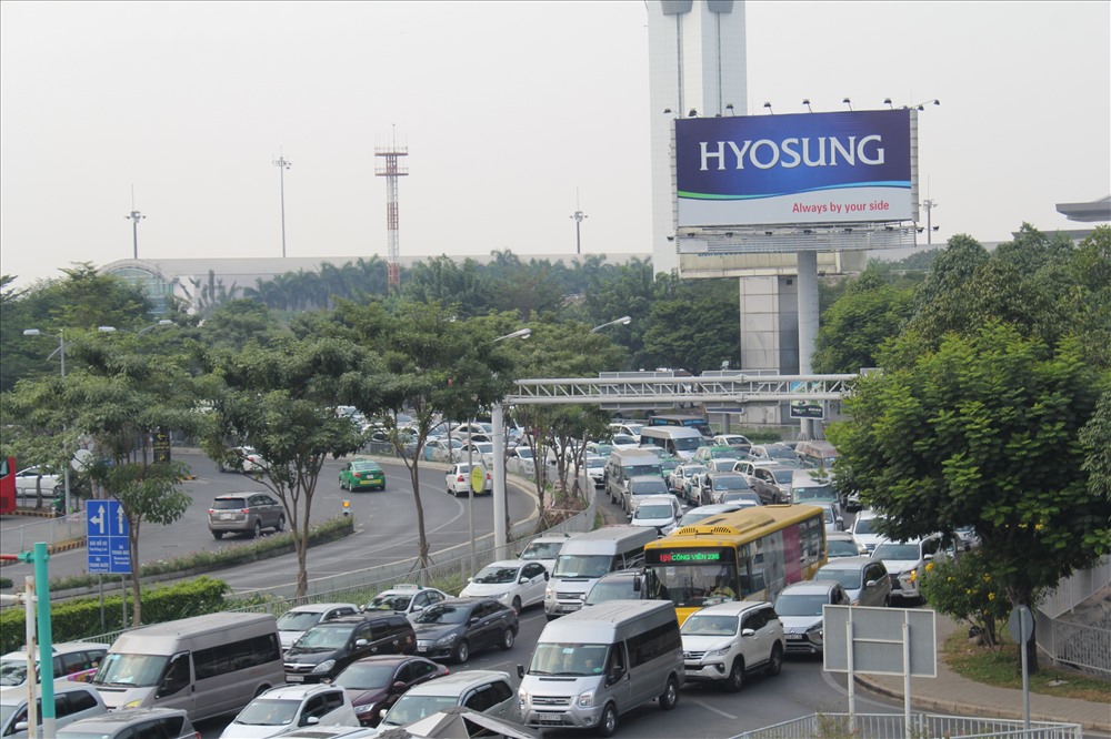 Đường dẫn nội bộ sân bay từ ga quốc tế ra đường Trường Sơn cũng ùn tắc. Trong ảnh, ô tô nối hàng dài qua trạm thu phí sân bay.