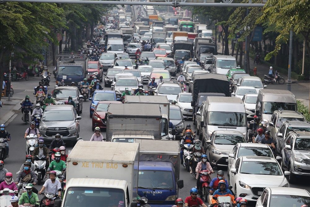 Từ trưa ngày 16.1, đường vào sân bay Tân Sơn Nhất như Trường Sơn, Bạch Đằng, Cộng Hòa đón lượng xe di chuyển rất lớn, gây tình trạng ùn tắc cục bộ trước sân bay.