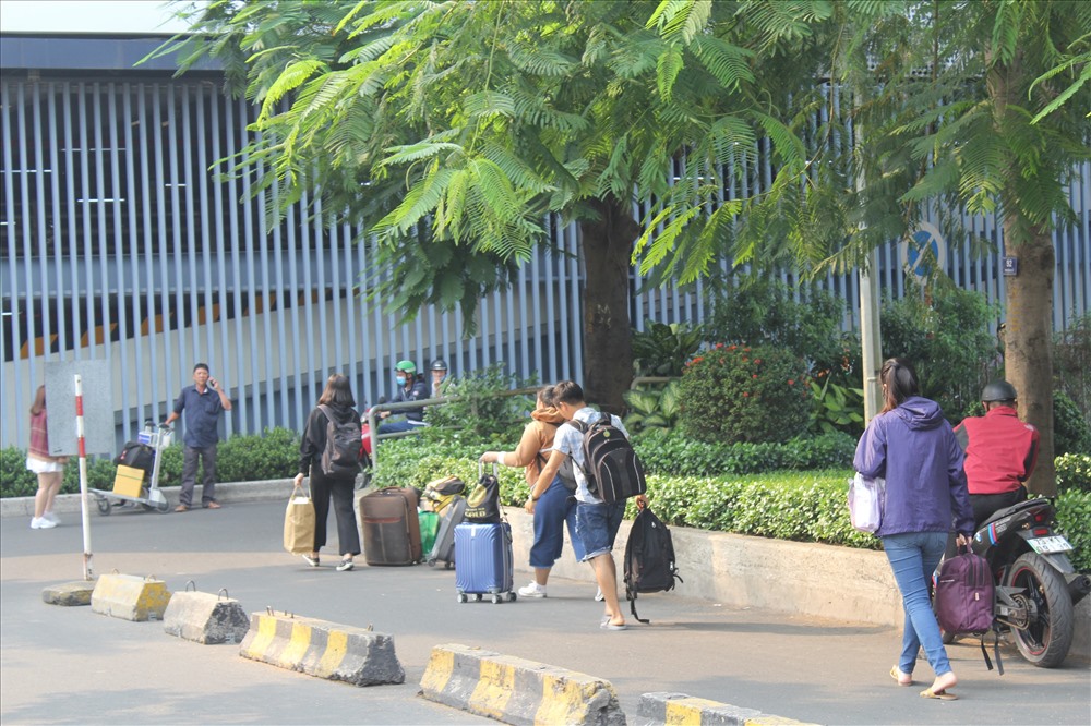 Trong ngày 16.1, nhiều hánh khách đến sân bay Tân Sơn Nhất nhưng gặp kẹt xe kéo dài nên quyết định xách vali chạy bộ hơn 1 km vào sân bay cho kịp giờ làm thủ tục.