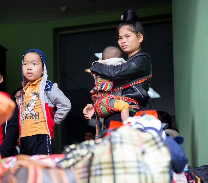Hai mẹ con bé Lương Thuỳ Linh ở Sông Mã, Sơn La, mới được 17 tháng tuổi bị tan máu bẩm sinh về nhà trên chuyến xe nghĩa tình.