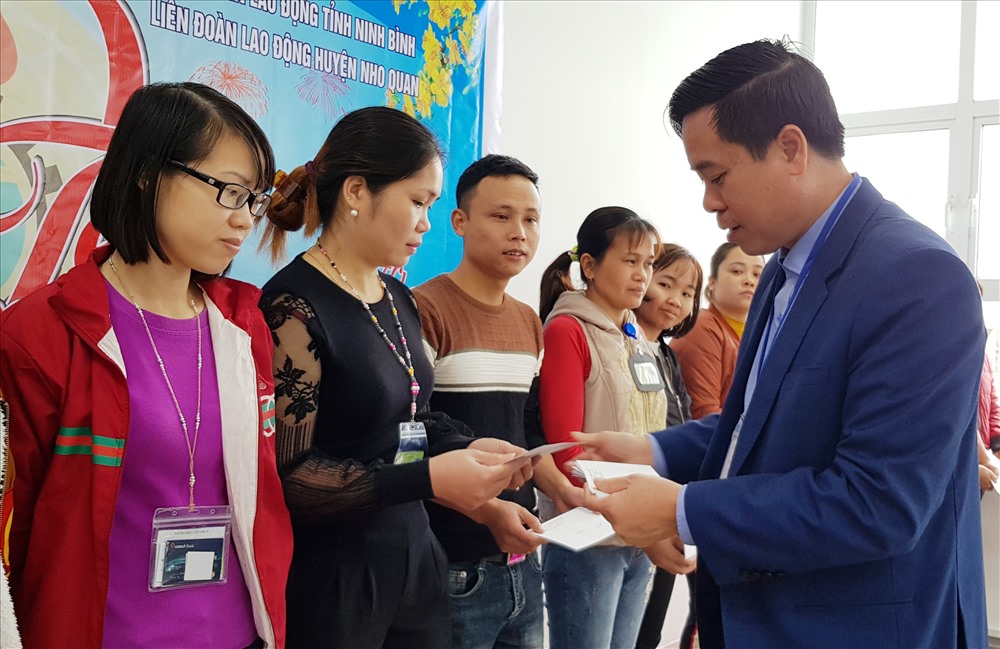 Ông Dương Đức Khanh, Chủ tịch LĐLĐ tỉnh Ninh Binh tặng quà cho CNLĐ có hoàn cảnh khó khăn. Ảnh: NT