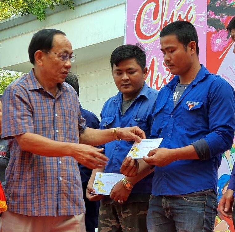 Đồng chí Lê Dũng, Trưởng Ban dân vận, Chủ tịch MTTQVN tỉnh Cà Mau trao quà cho công nhân (ảnh Nhật Hồ)