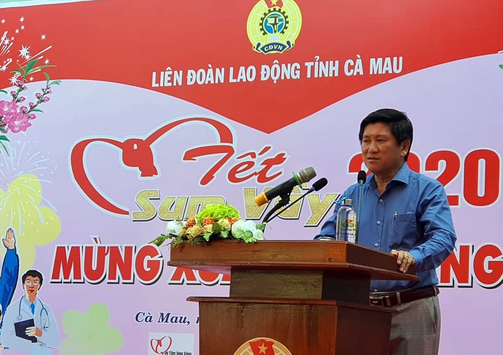 Đồng chí Lê Văn Sử, Phó chủ tịch UBND tỉnh Cà Mau biểu dương những thành tích mà các tổ chức công đoàn Cà Mau đạt được trong năm qua.(ảnh Nhật Hồ)