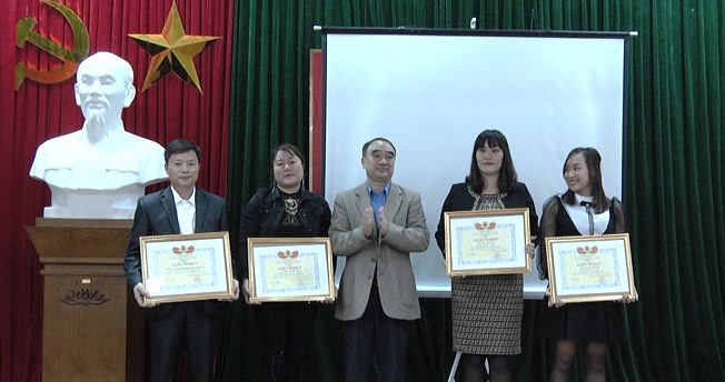 Ông Chu Anh Tuấn - Chủ tịch LĐLĐ huyện Khoái Châu trao bằng khen cho tập thể và cá nhân đạt thành tích xuất sắc