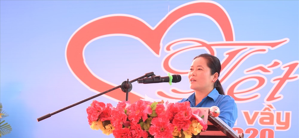 Bà Lê Thị Thanh Lam - Chủ tịch LĐLĐ tỉnh Hậu Giang - phát biểu tại buổi lễ. Ảnh: Thành Nhân