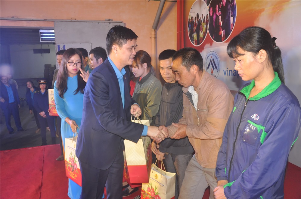 Đồng chí Ngọ Duy Hiểu – Phó Chủ tịch Tổng Liên đoàn Lao động Việt Nam- trao quà tới công nhân lao động.