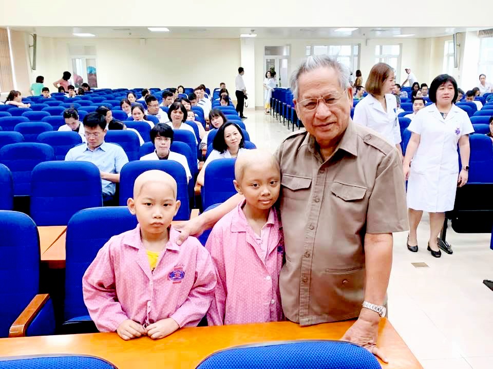 Ông Trần Lam thăm bệnh nhân trẻ mắc ung thư. Ảnh: NVCC