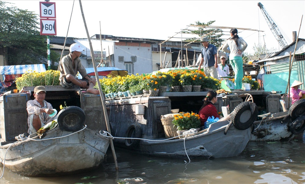 Những chiếc “thuyền hoa” nhẹ trôi trên sông nước, báo hiệu một mùa xuân rộn rã sắp về
