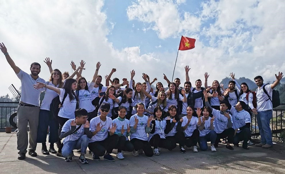 Nhóm tình nguyện viên Heroes for life và các tình nguyện viên Việt Nam trong chuyến từ thiện đầu tiên của tổ chức tại Việt Nam.