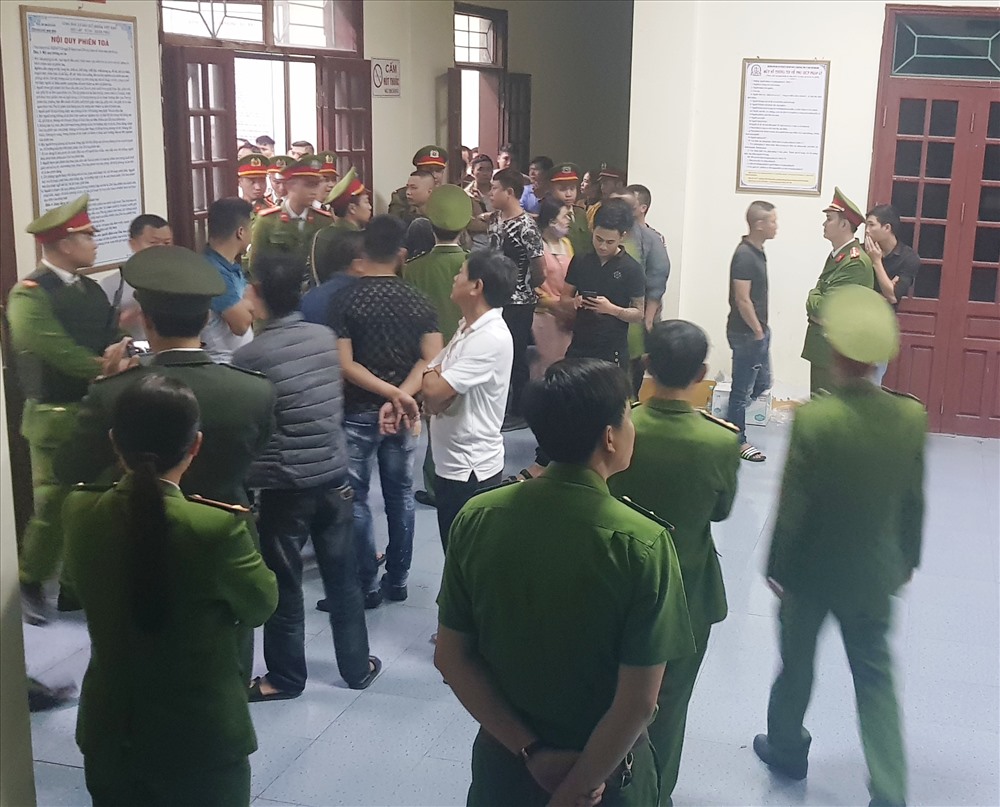 Gần 100 chiến sĩ Công an thành phố Ninh Bình được huy động để bảo vệ phiên tòa. Ảnh: NT