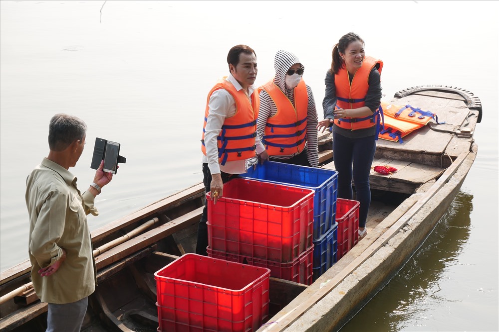 Tại chùa Diệu Pháp (quận Bình Thạnh, TPHCM), một số người cần thận thuê hẳn thuyền ra giữa sông Sài Gòn để thả cá.