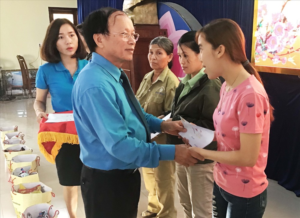 Ông Nguyễn Văn Tình (Chủ tịch LĐLĐ thị xã Điện Bàn) tặng quà Tcho CNLĐ n ghèo