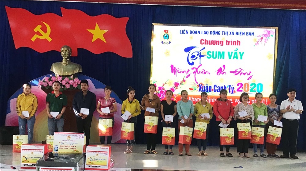 Bí Thư Thị ủy Thị xã Điện Bàn Đặng Hữu Lên (ngoài cùng bên phải) tặng quà Tết cho NLĐ nghèo