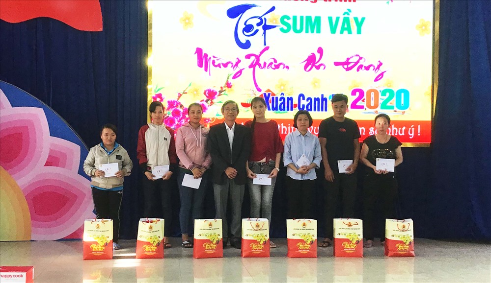 Phó Chủ tịch Thường trực LĐLĐ Quảng Nam Phan Minh Á (đứng giữa) tặng quà Tết cho NLĐ nghèo