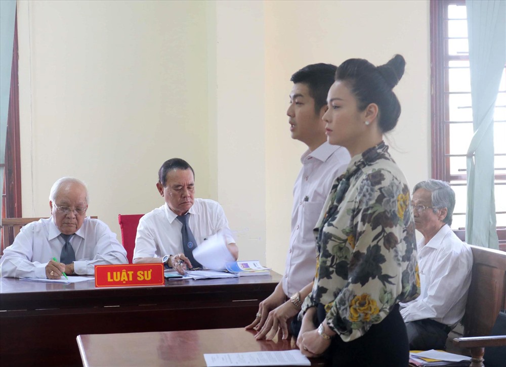 Hai vợ chồng Nhật Kim Anh tại phiên tòa