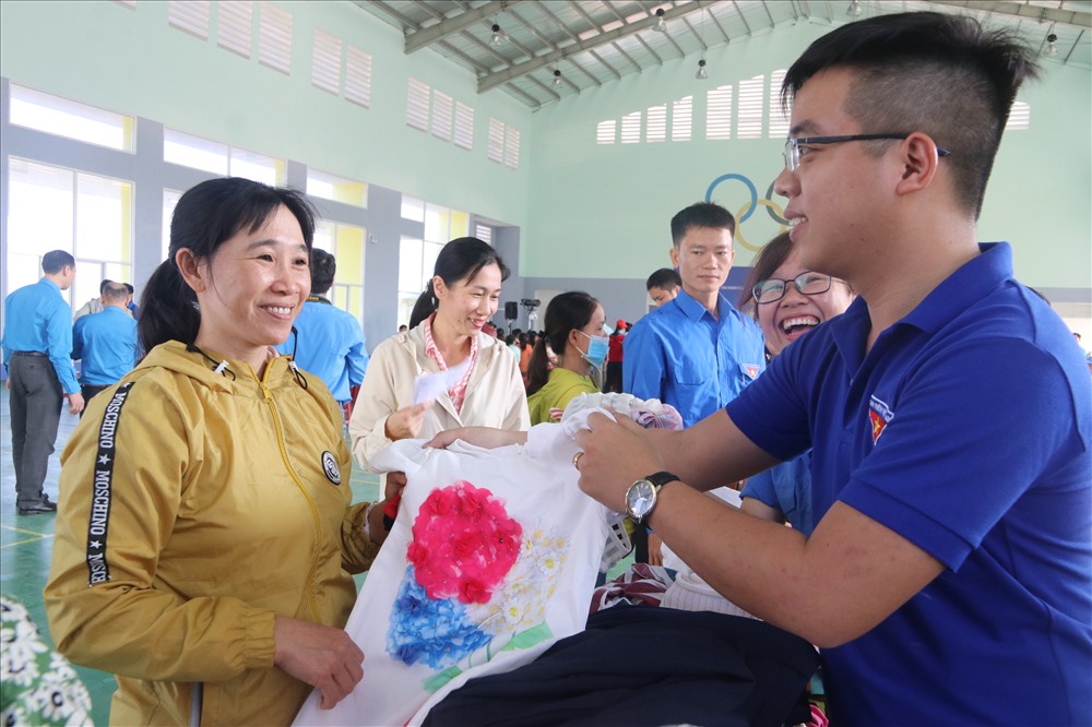 Những tấm áo mới được trao tay cho công nhân tại phiên chợ không đồng. Ảnh: P.Linh