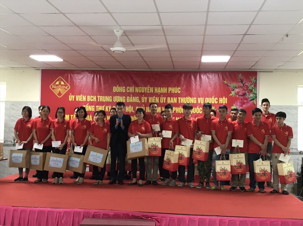 Đồng chí Trần Văn Thuật – Phó Chủ tịch Tổng Liên đoàn Lao động Việt Nam - trao quà tới công nhân lao động.