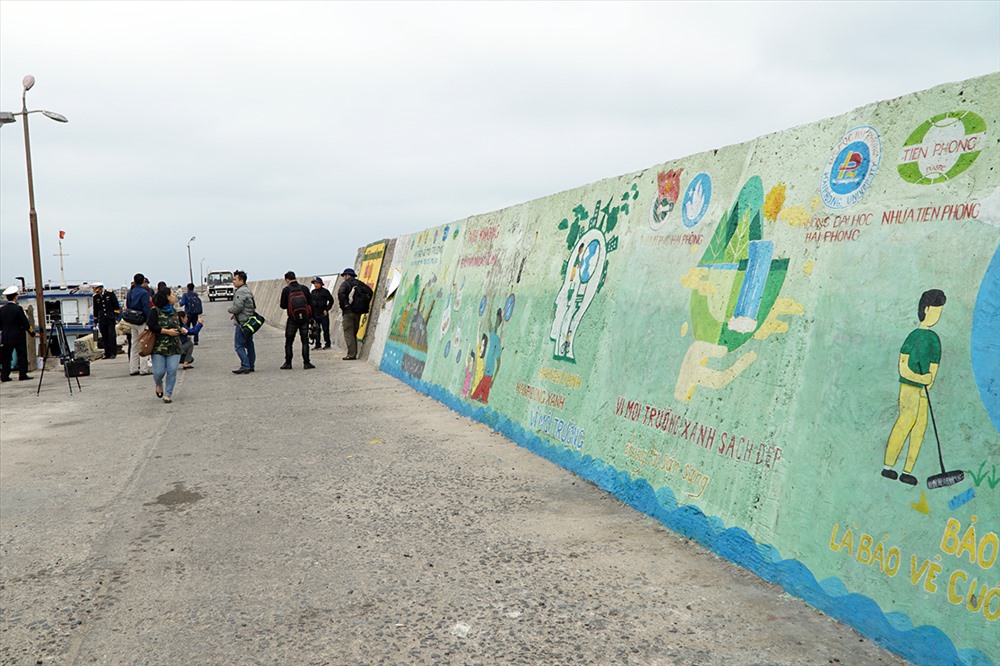 Bức tranh tường ở âu cảng Bạch Long Vĩ. Ảnh chụp tháng 1.2020.