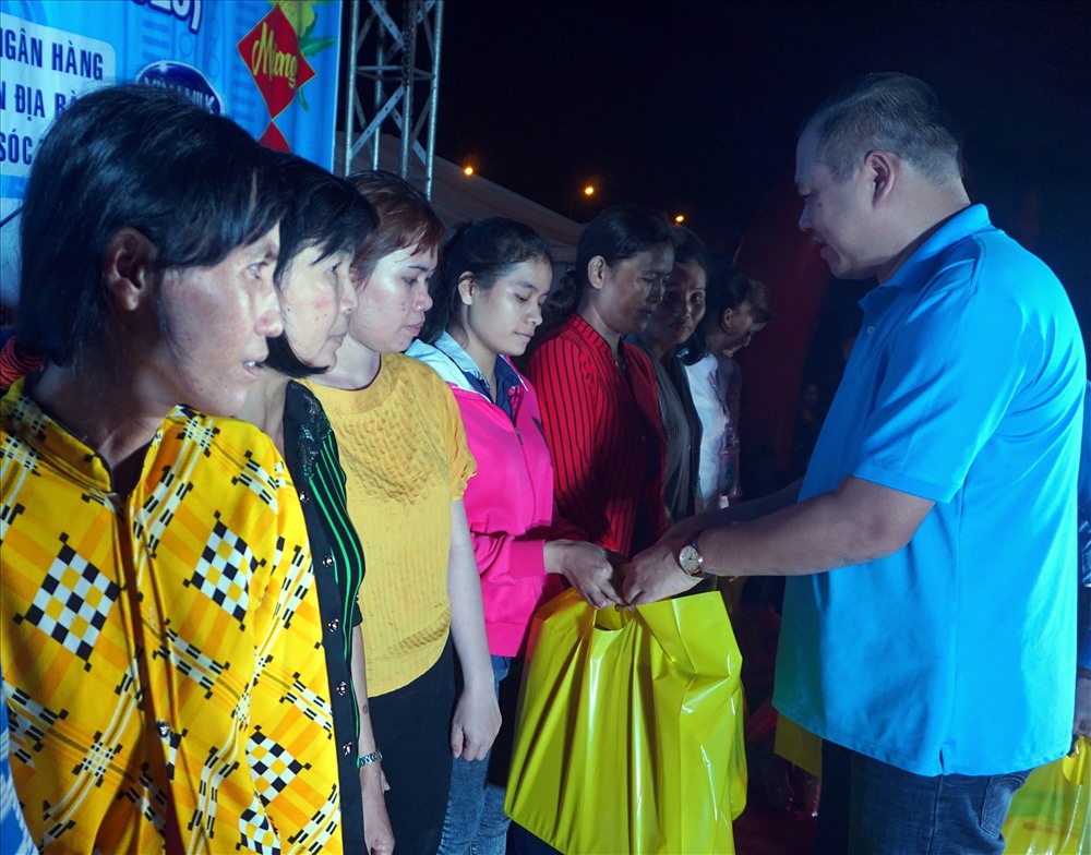 Đồng chí Nguyễn Minh Dũng, Ủy viên Đoàn chủ tịch, Trưởng Ban Chính sách Tổng LĐLĐ Việt Nam trao quà cho công nhân (ảnh Nhật Hồ)