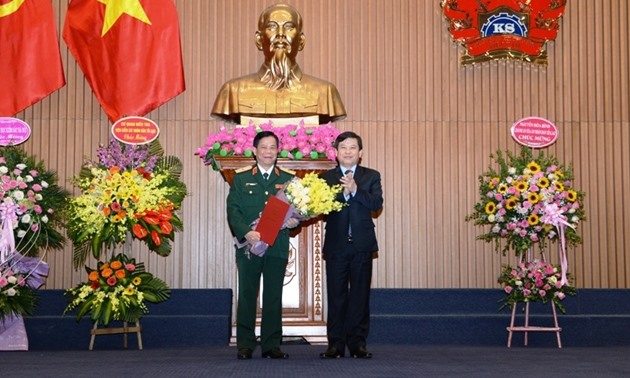 Viện trưởng Lê Minh Trí trao quyết định và tặng hoa chúc mừng Thiếu tướng Tạ Quang Khải. Ảnh VKS