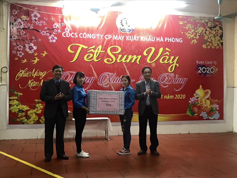 Công nhân lao động nhận quà Tết tại Chương trình Tết Sum vầy do CĐCS Công ty may xuất khẩu Hà Phong tổ chức.