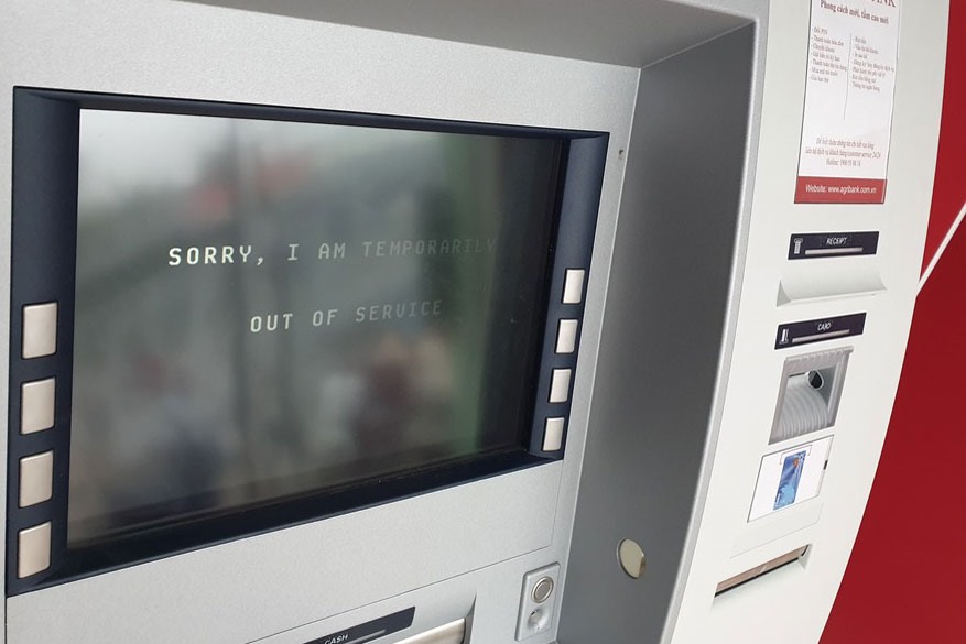 Theo nhiều công nhân tại Khu công nghiệp Bắc Thăng Long, tình trạng quá tải cây ATM đã trở nên quen thuộc mỗi kỳ nhận lương và trong dịp cận Tết Nguyên đán. Ảnh: Tùng Giang (Ảnh: Chụp ngày 17.1)