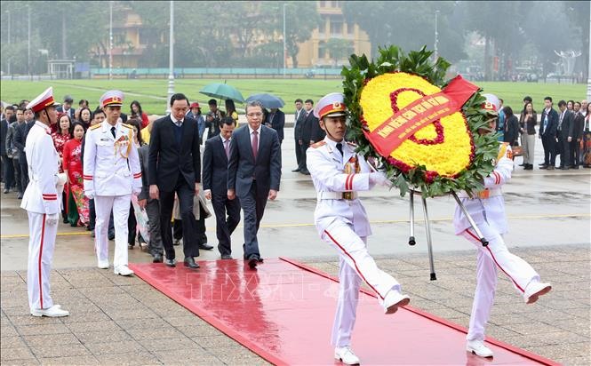 Đoàn Kiều bào tiêu biểu dự Xuân quê hương đặt vòng hoa và vào Lăng viếng Chủ tịch Hồ Chí Minh.