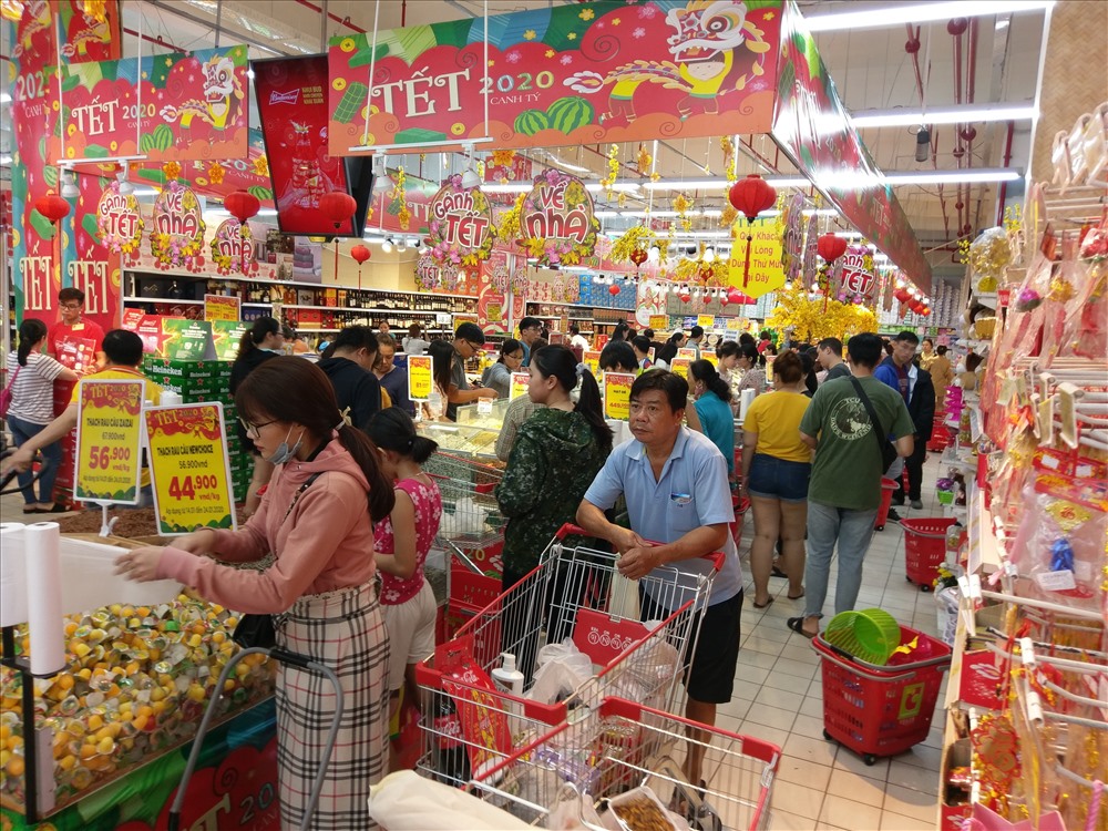 Ngày 18.1, theo ghi nhận của Phóng viên Báo Lao Động tại siêu thị BigC Miền Đông (quận 10), lượng khách hàng mua sắm đông gấp nhiều lần so với những ngày cuối tuần bình thường.