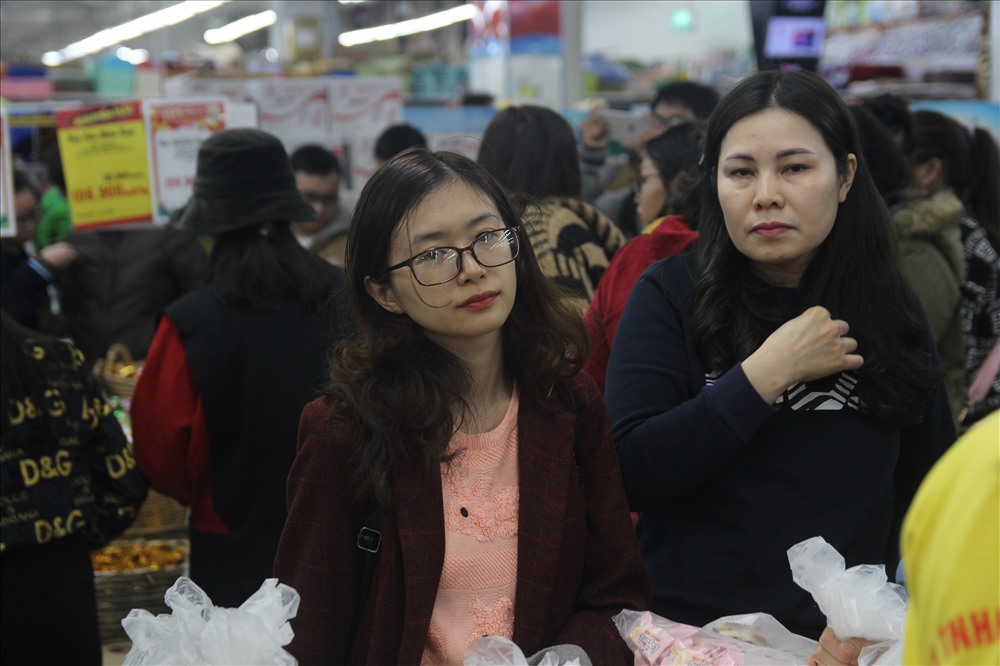 Nhiều khách hàng tỏ ra mệt mỏi khi lượng khách đến siêu thị quá đông, phải chờ đến lượt để thanh toán.