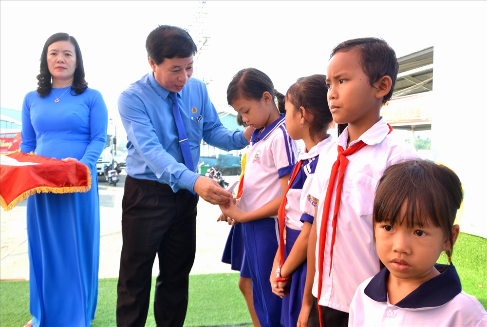 Chủ tịch LĐLĐ Kiên Giang trao Quỹ Tấm lòng vàng cho con CNLĐ vượt khó học giỏi. Ảnh: LT