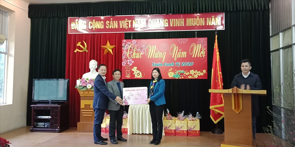 Đồng chí Đặng Thị Phương Hoa – Phó Chủ tịch phụ trách Liên đoàn Lao động thành phố Hà Nội tặng quà cho tập thể Công ty TNHH MTV vườn thú Hà Nội.